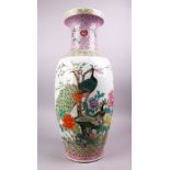 A LARGE CHINESE REPUBLIC STYLE FAMILLE ROSE PORCELAIN VASE, decorated with peacocks amongst