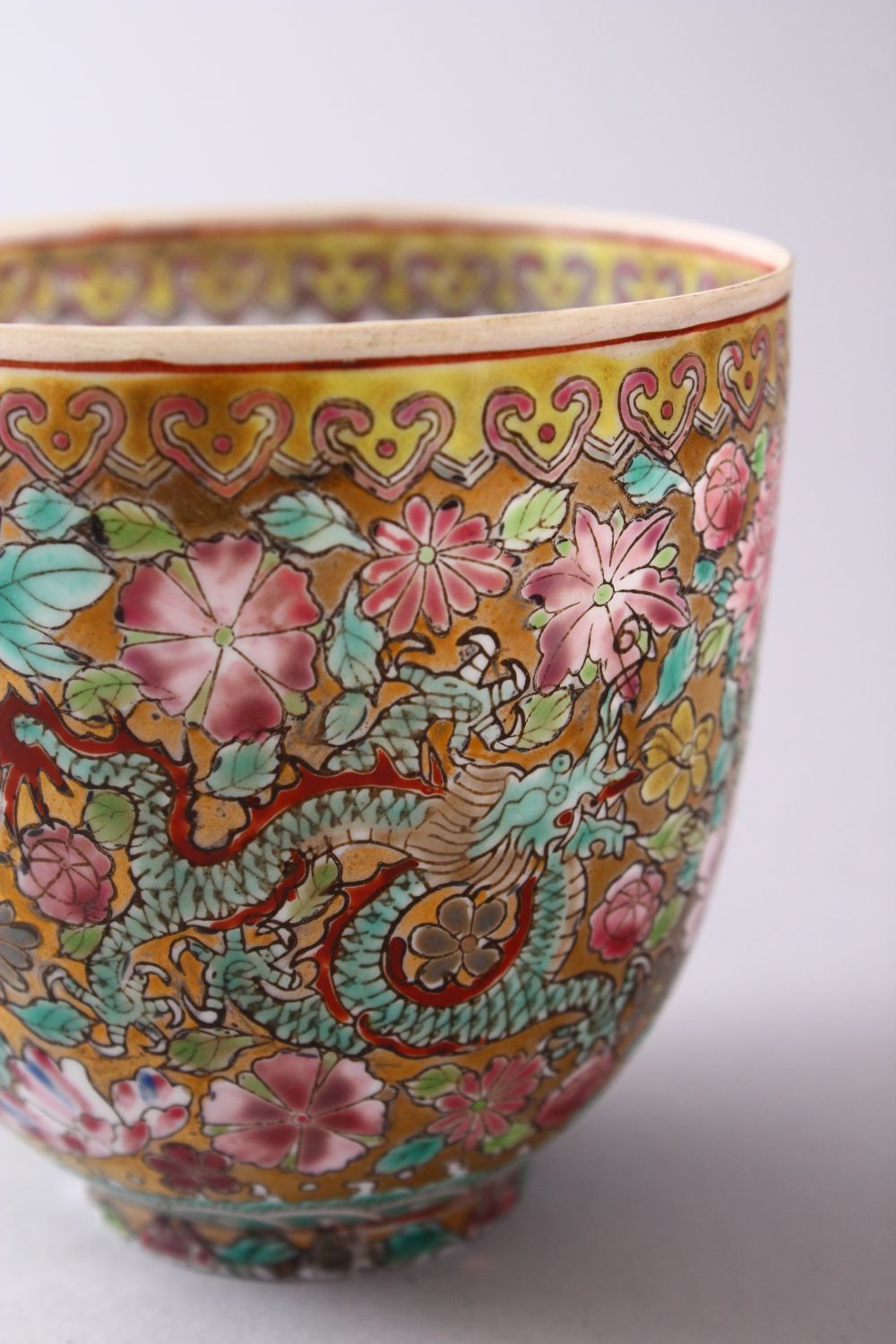 A GOOD CHINESE REPUBLIC STYLE PORCELAIN EGGSHELL CUP, decorated upon a gilt ground with dragons - Image 5 of 8