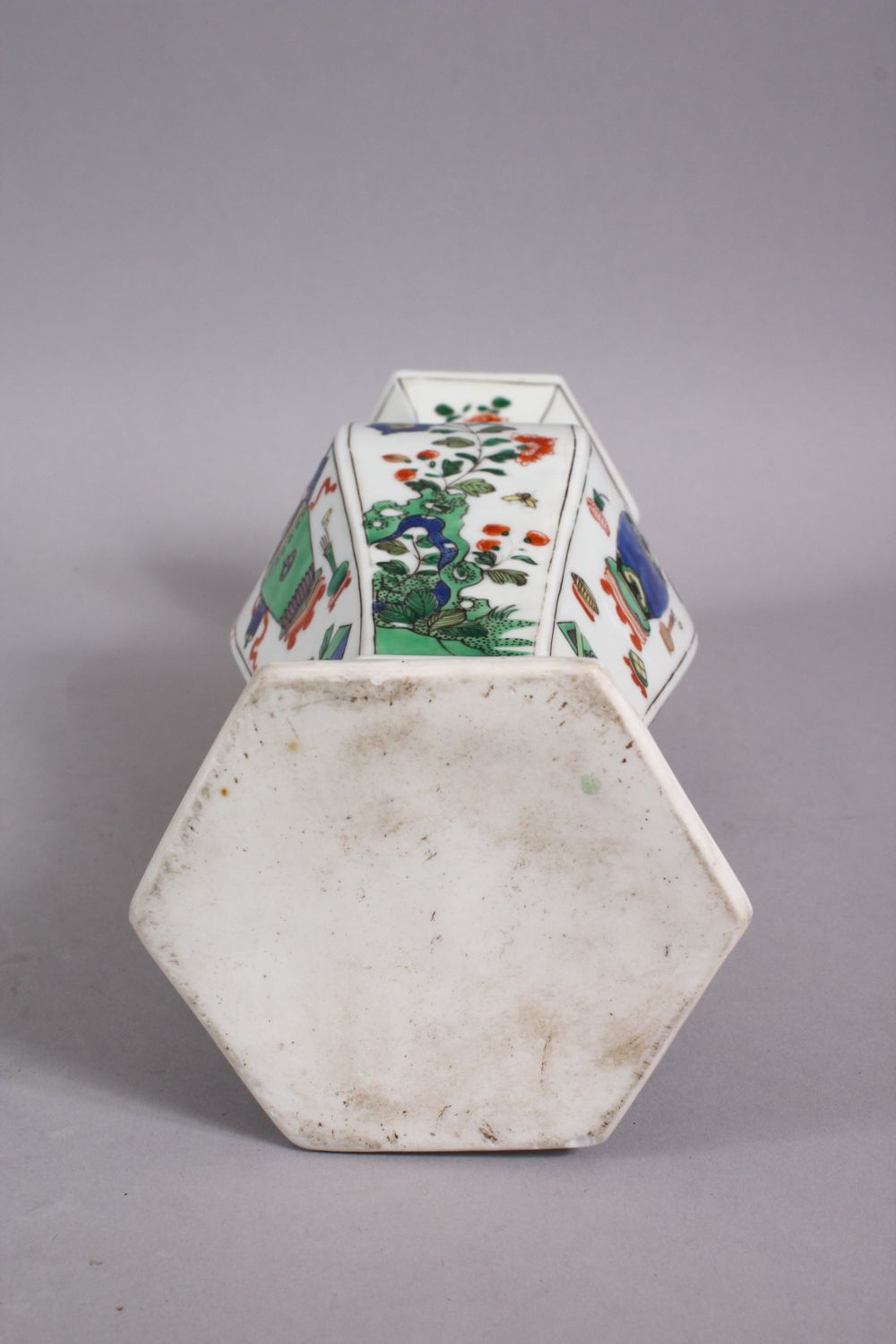 A CHINESE KANGXI STYLE FAMILLE VERTE HEXAGONAL FORM PORCELAIN VASE, decorated with displays of flora - Image 5 of 5