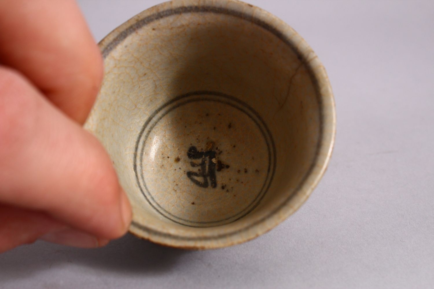 A GOOD 15TH / 16TH CENTURY SUKHOTHAI EARTHENWARE BLUE & WHITE PLATE & A SMALL MING DYNASTY TEA BOWL, - Image 4 of 6