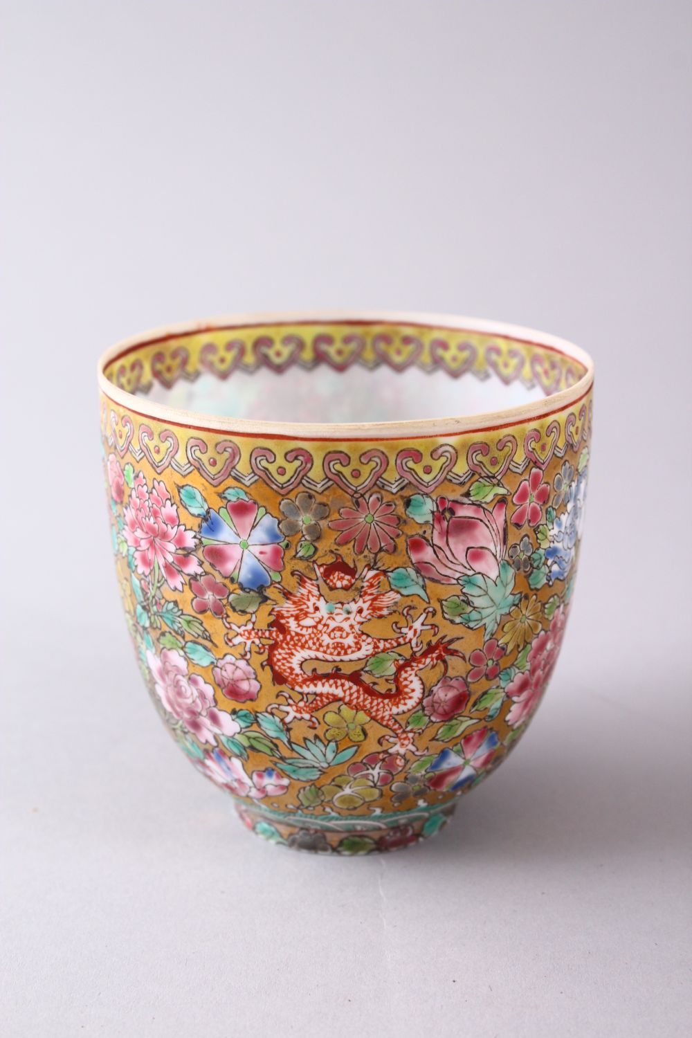 A GOOD CHINESE REPUBLIC STYLE PORCELAIN EGGSHELL CUP, decorated upon a gilt ground with dragons - Image 4 of 8