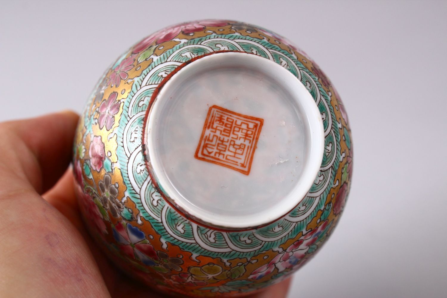 A GOOD CHINESE REPUBLIC STYLE PORCELAIN EGGSHELL CUP, decorated upon a gilt ground with dragons - Image 7 of 8