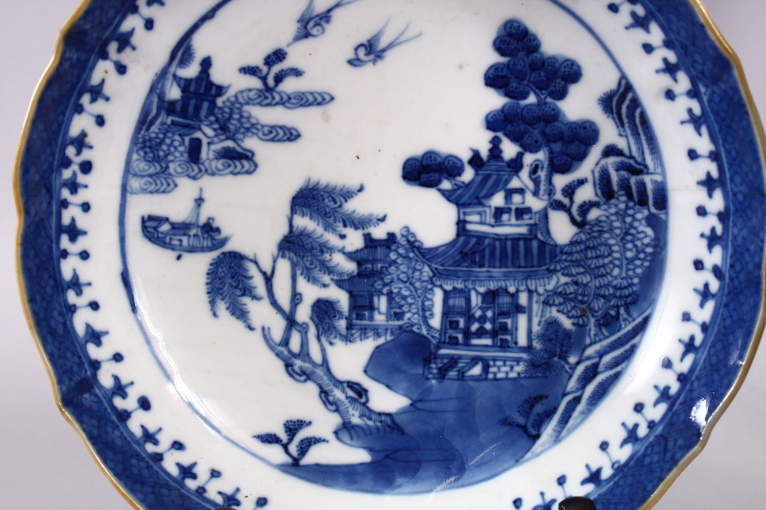 A LOT OF 4 CHINESE 18TH / 19TH CENTURY QIANLONG STYLE BLUE & WHITE PORCELAIN PLATES, each - Image 2 of 6