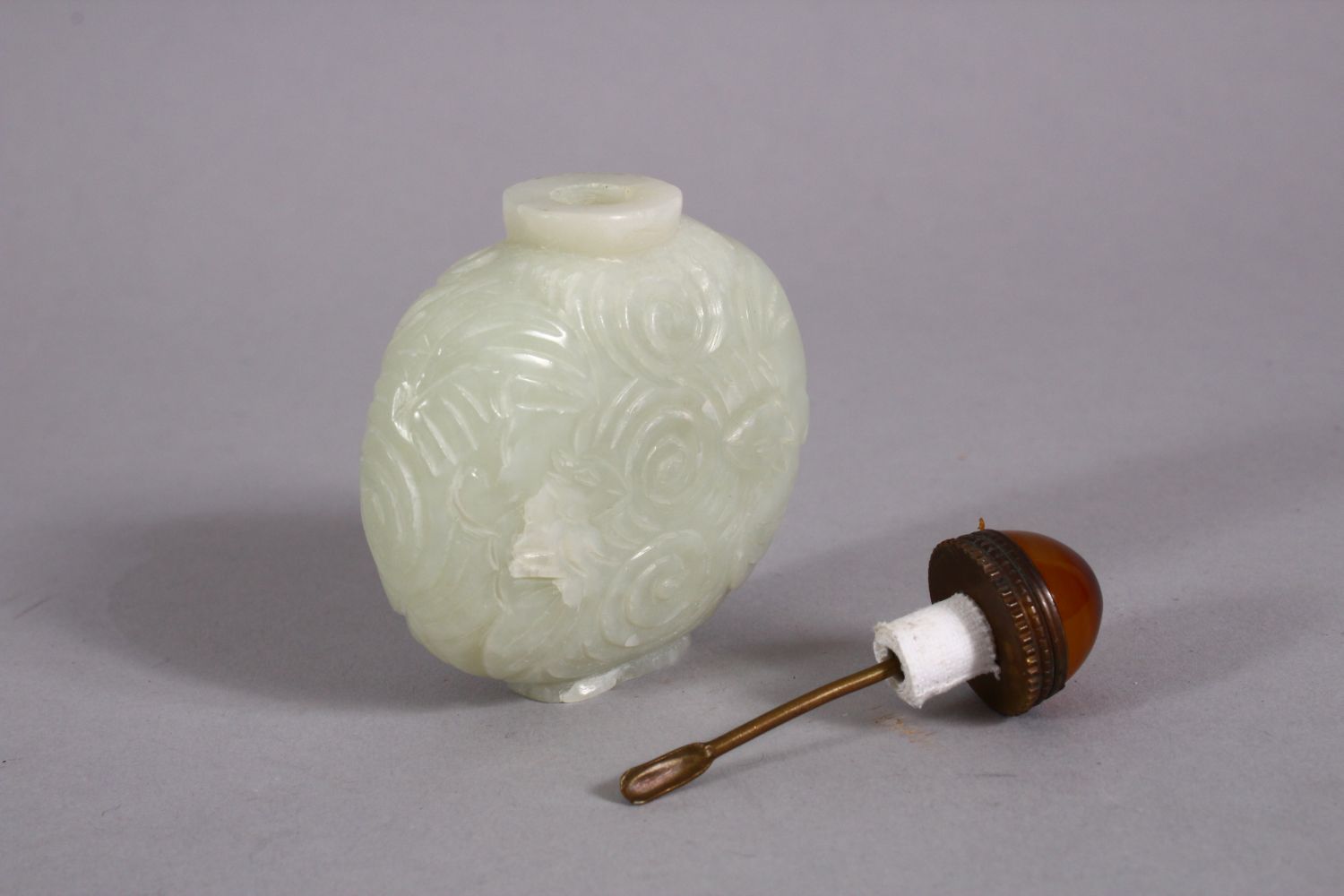 A CHINESE CARVED JADE SNUFF BOTTLE, carved with floral swirl decoration,with a hard stone stopper, - Image 3 of 4