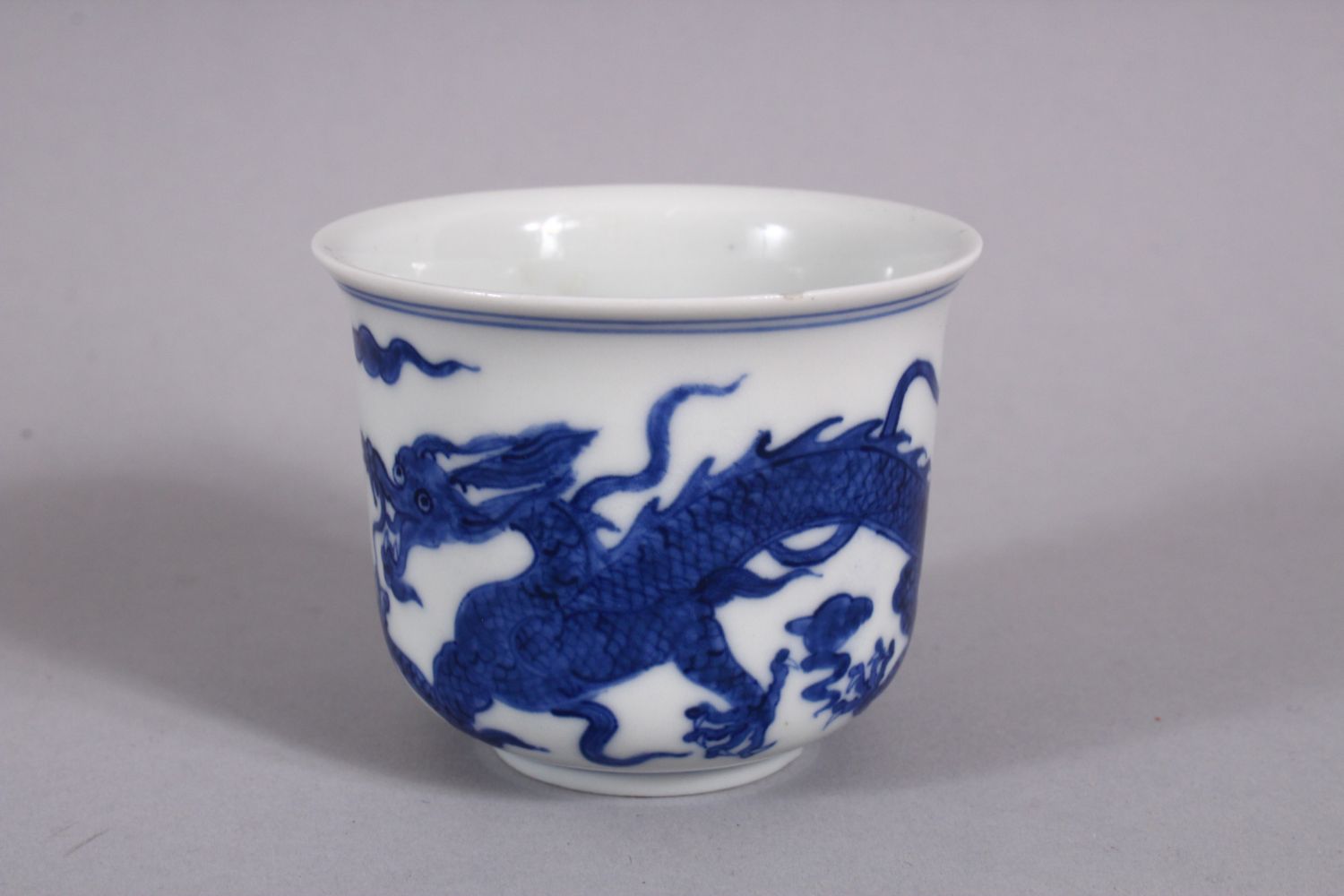 A CHINESE BLUE & WHITE PORCELAIN DRAGON CUP, decorated with a dragon and stylized clouds, 7cm - Image 4 of 5