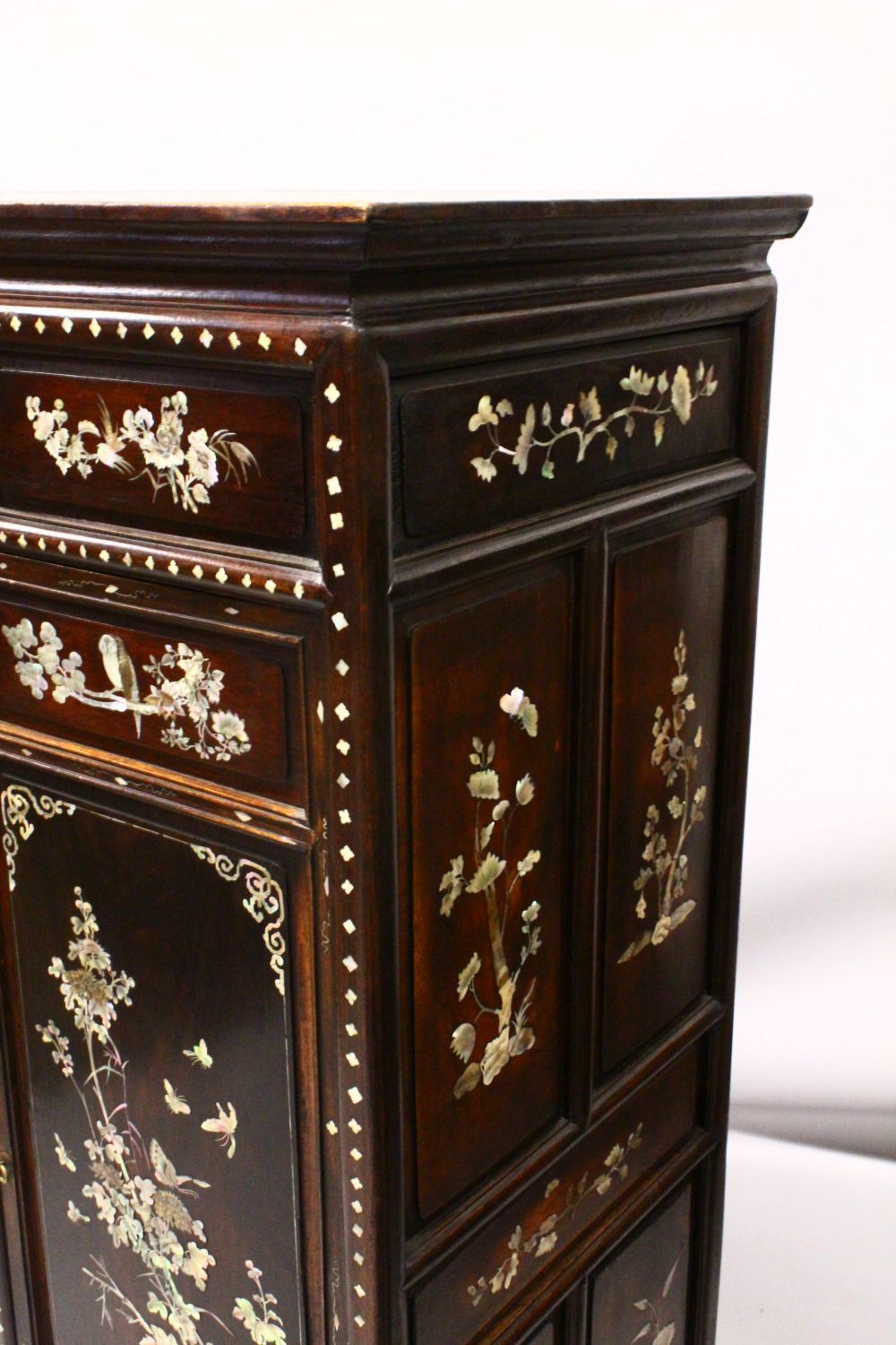 A 20TH CENTURY ROYAL VIETNAM INLAID AND SIGNED MOTHER OF PEARL CABINET, the cabinet with 9 panels of - Image 2 of 12