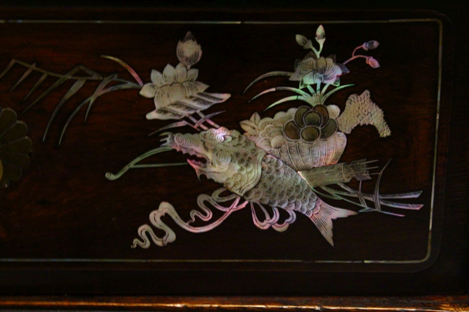 A 20TH CENTURY ROYAL VIETNAM INLAID AND SIGNED MOTHER OF PEARL CABINET, the cabinet with 9 panels of - Image 9 of 12