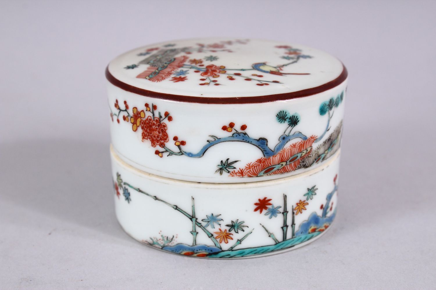 A GOOD JAPANESE MEIJI PERIOD KAKIEMON STYLE PORCELAIN BOX AND COVER, decorated with a main display - Image 4 of 6