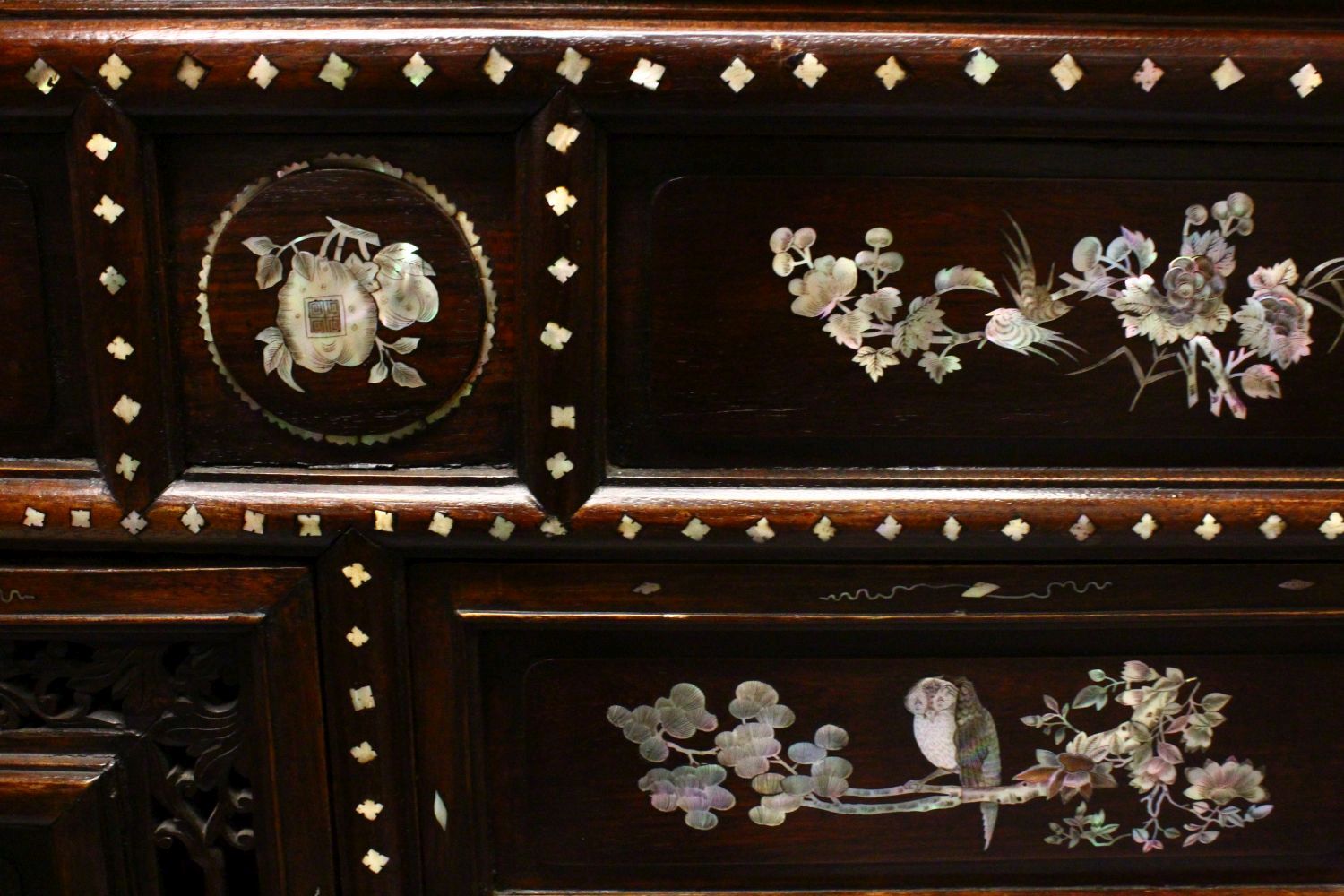 A 20TH CENTURY ROYAL VIETNAM INLAID AND SIGNED MOTHER OF PEARL CABINET, the cabinet with 9 panels of - Image 5 of 12