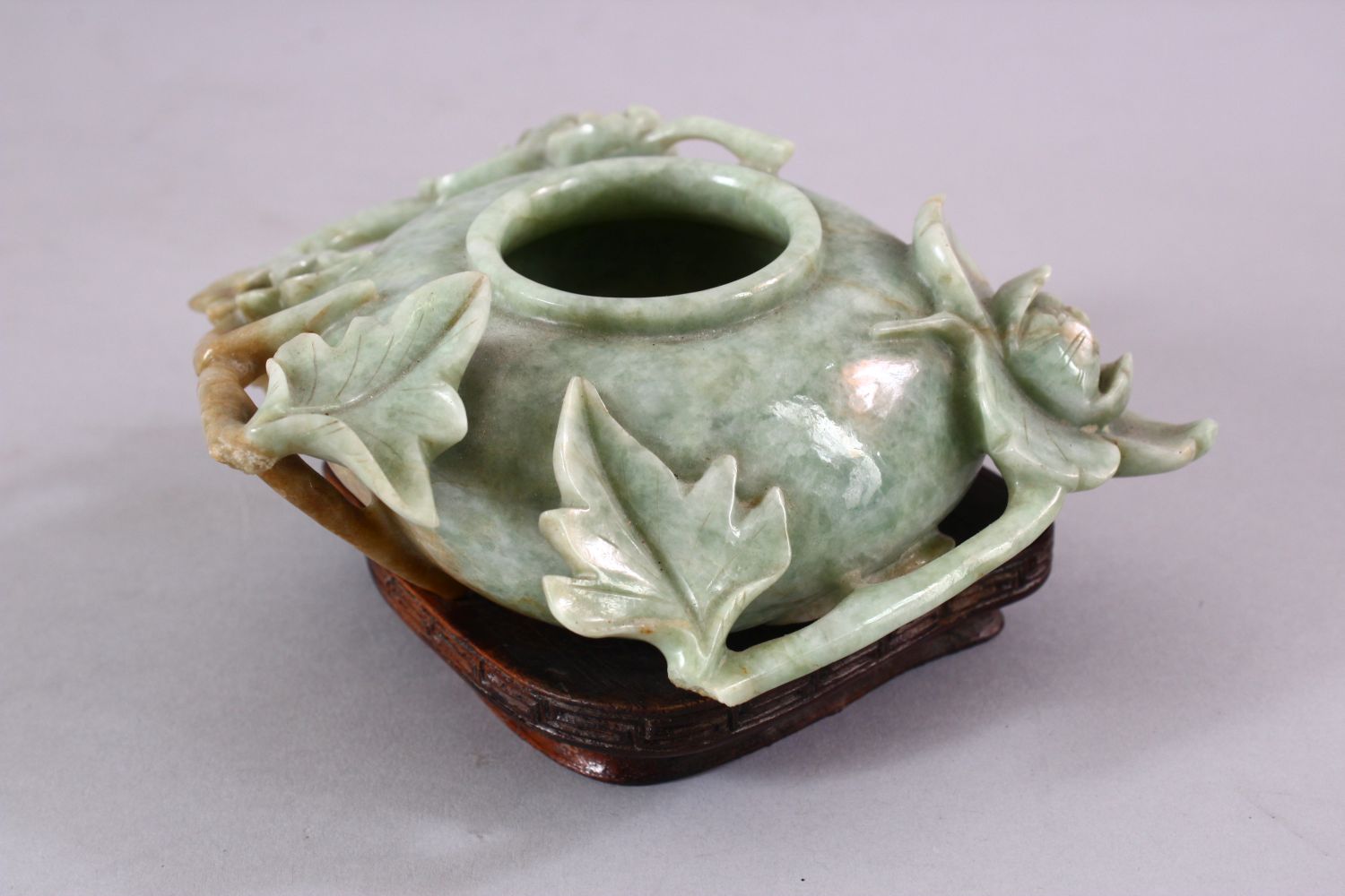 A CHINESE CARVED JADE FLORAL CARVED BRUSH WASH, on a fitted wooden base, 13 cm diameter, - Image 3 of 5