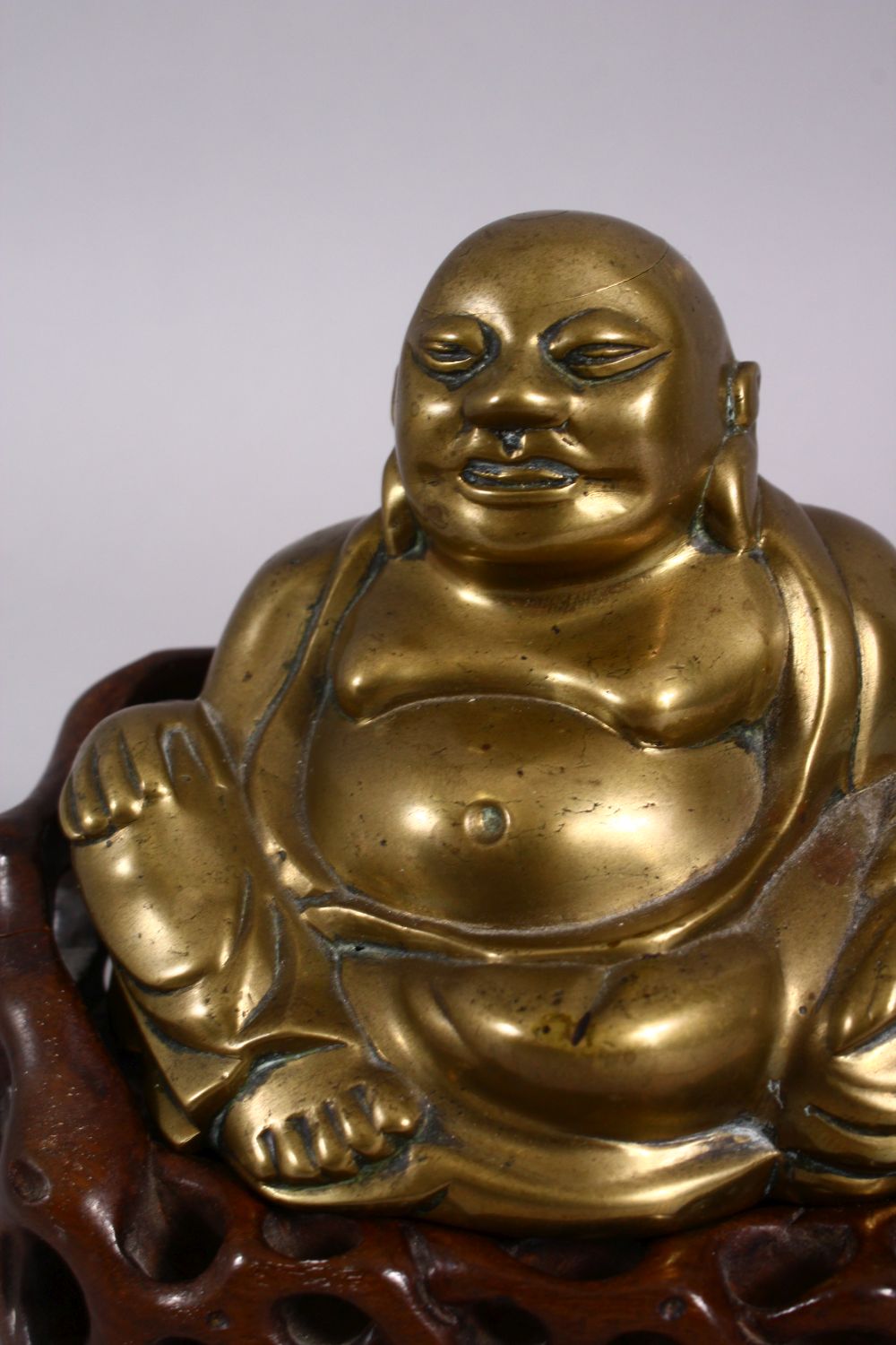 A 19TH CENTURY CHINESE BRONZE FIGURE OF BUDDHA & STAND, seated with his hand upon his knee, in a - Image 5 of 6