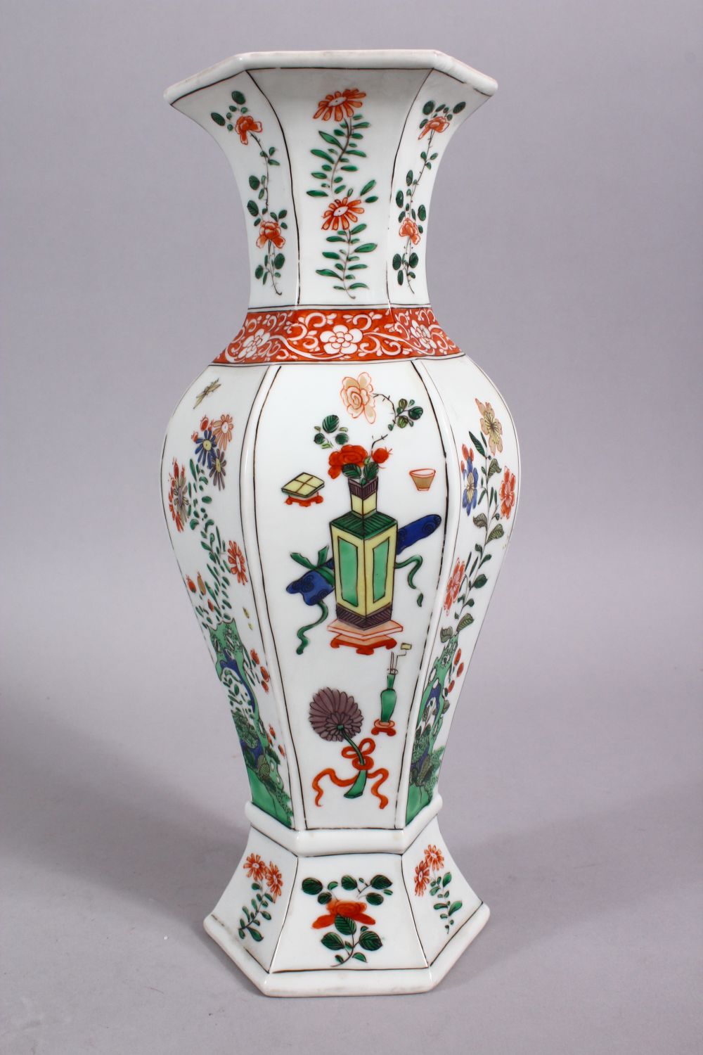 A CHINESE KANGXI STYLE FAMILLE VERTE HEXAGONAL FORM PORCELAIN VASE, decorated with displays of flora - Image 2 of 5