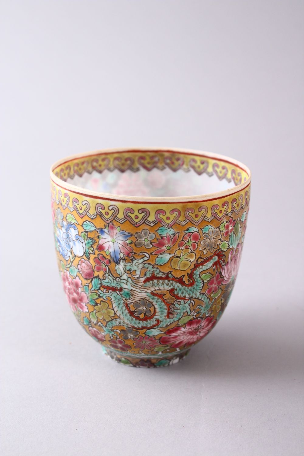 A GOOD CHINESE REPUBLIC STYLE PORCELAIN EGGSHELL CUP, decorated upon a gilt ground with dragons - Image 3 of 8