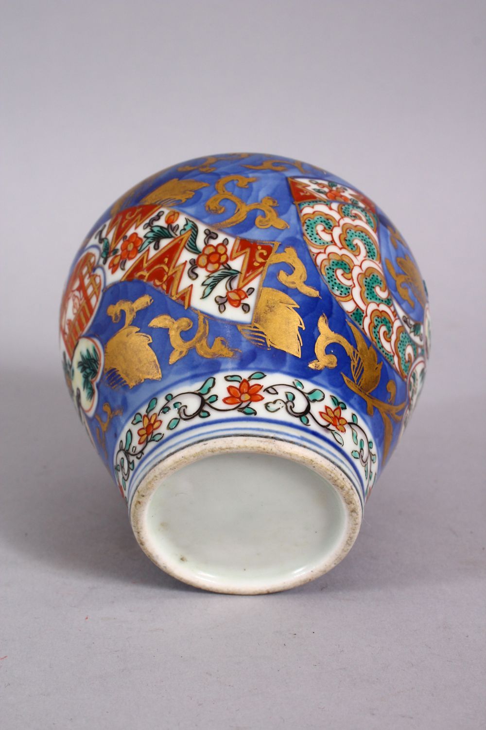 AN 18TH CENTURY JAPANESE BLUE, WHITE AND IRON RED PORCELAIN ARITA JAR & COVER, with landscape - Image 6 of 6