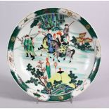 A CHINESE KANGXI STYLE FAMILLE VERTE PORCELAIN PLATE, decorated with figures upon horseback in