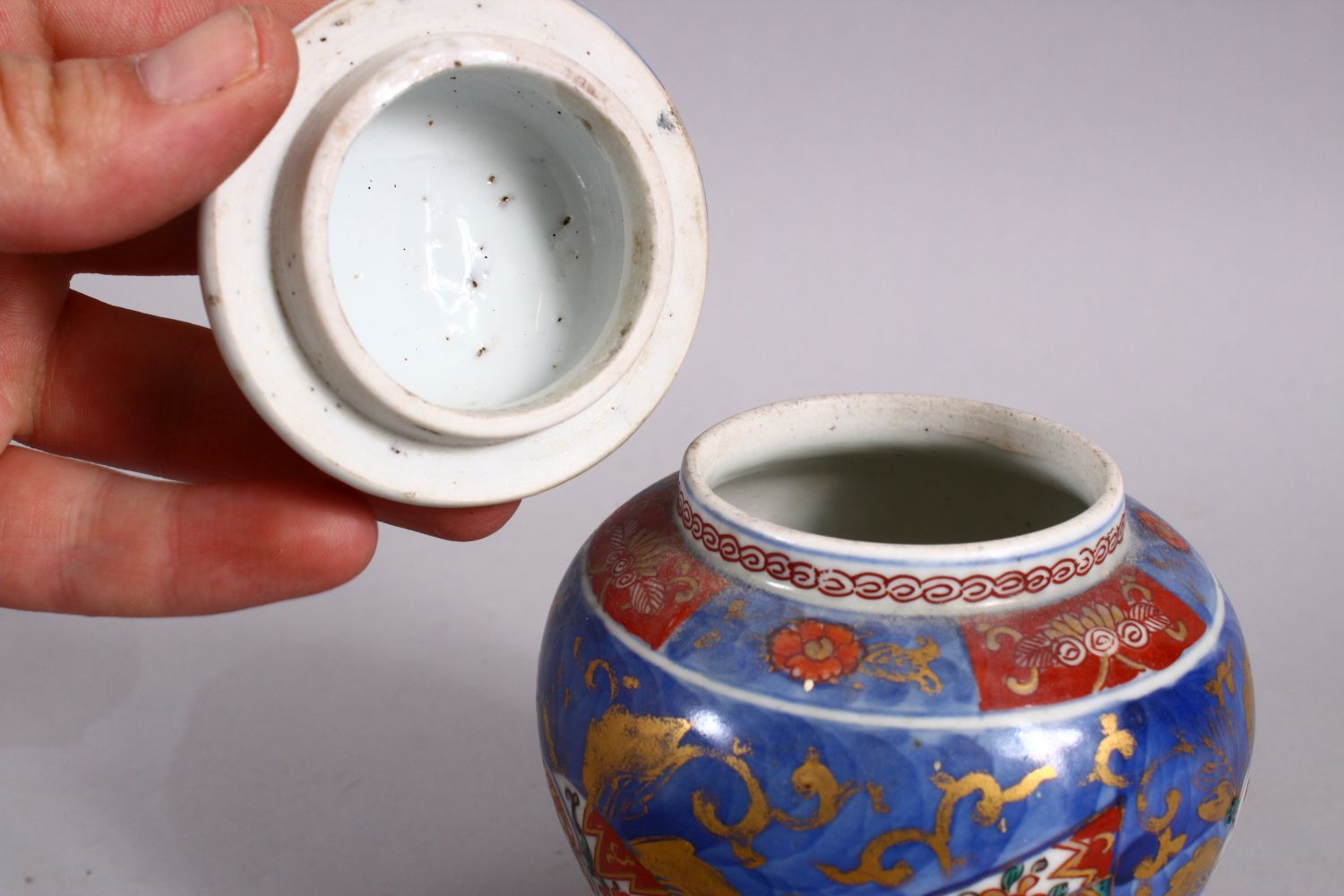 AN 18TH CENTURY JAPANESE BLUE, WHITE AND IRON RED PORCELAIN ARITA JAR & COVER, with landscape - Image 5 of 6