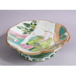 A 19TH CENTURY FAMILLE ROSE PORCELAIN DISH, decorated with a figure in a landscape, 13cm (af) 93.