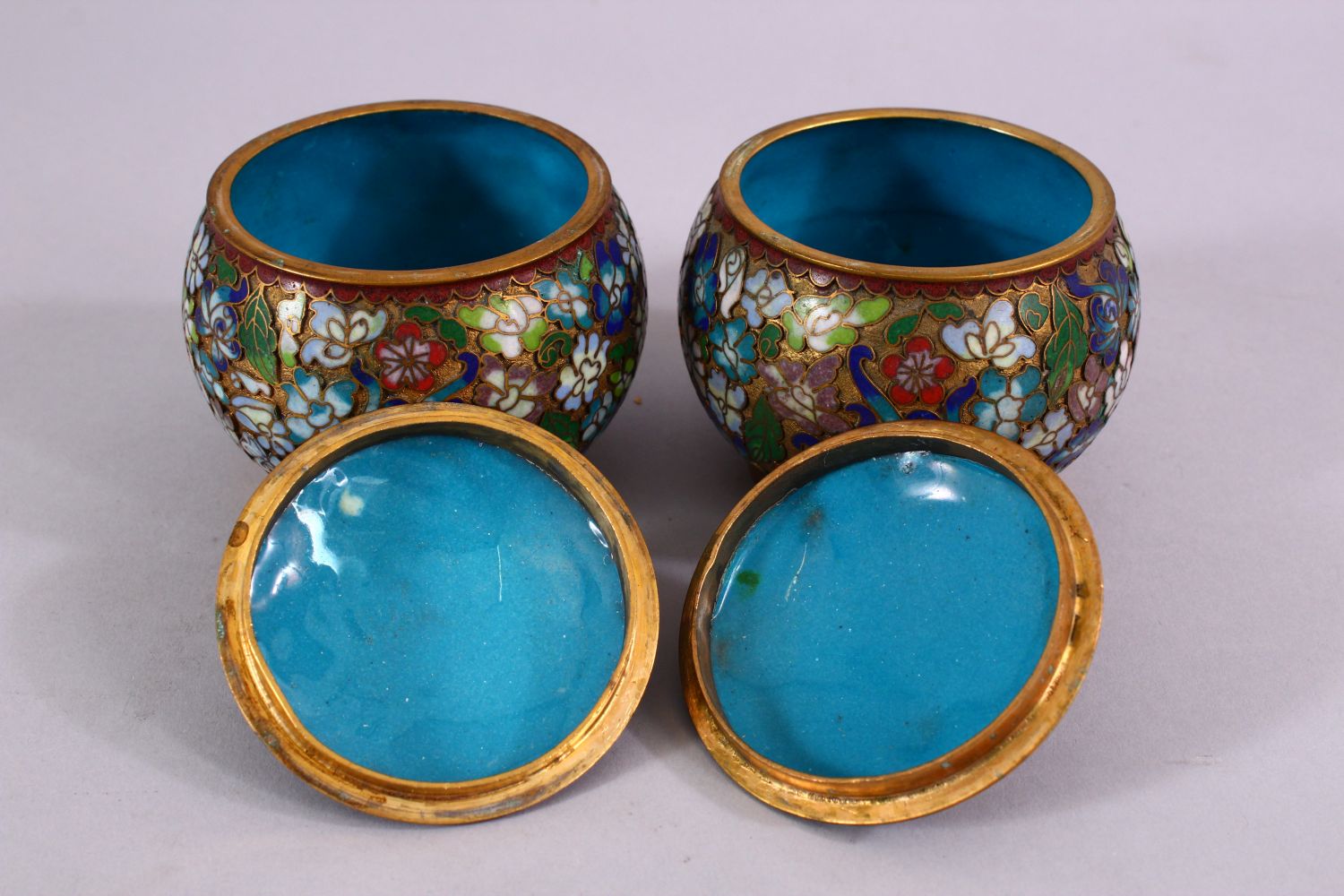 A PAIR OF CHINESE CLOISONNE LIDDED JARS, each decorated with raised floral decoration, 9cm high x - Image 5 of 6