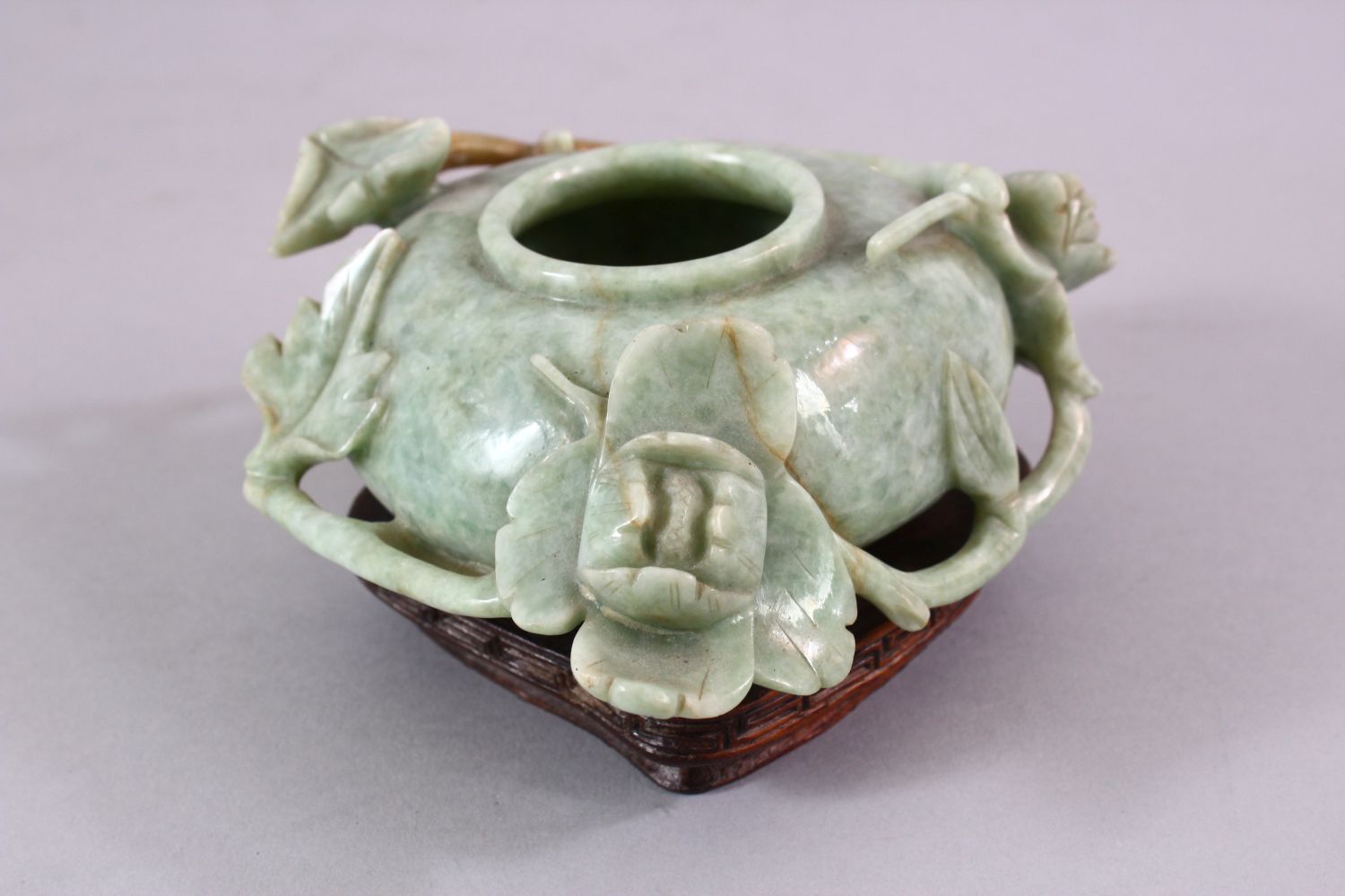 A CHINESE CARVED JADE FLORAL CARVED BRUSH WASH, on a fitted wooden base, 13 cm diameter, - Image 2 of 5