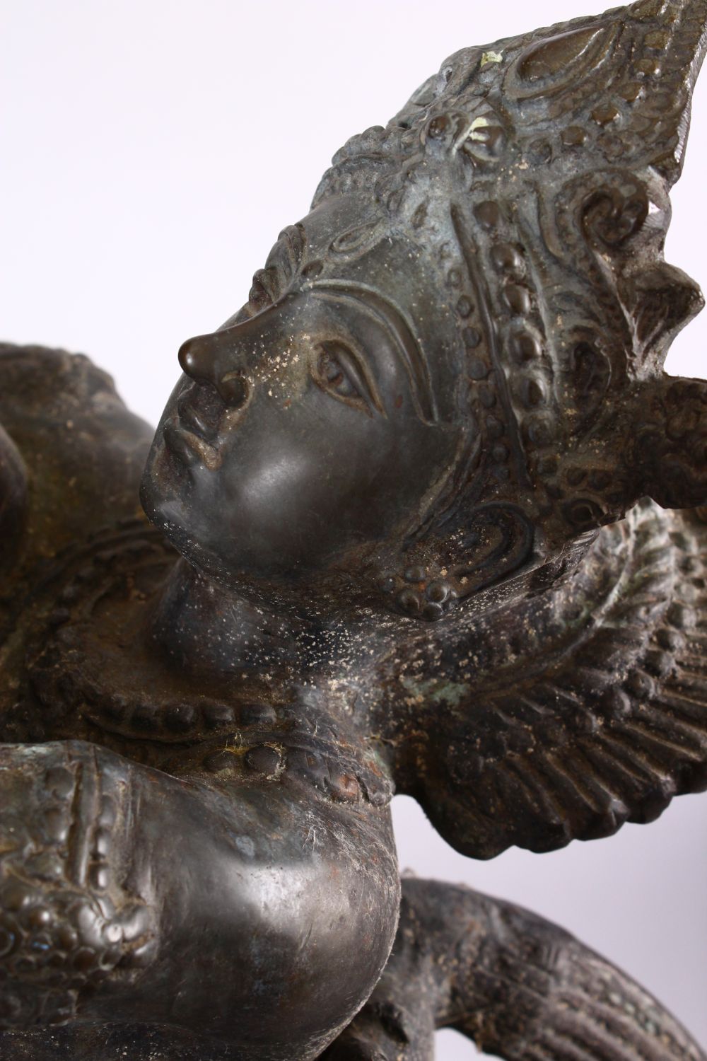 A GOOD & LARGE INDIAN BRONZE STATUE OF RAMA & SITA, both figures elegantly posed, one figure - Image 5 of 7