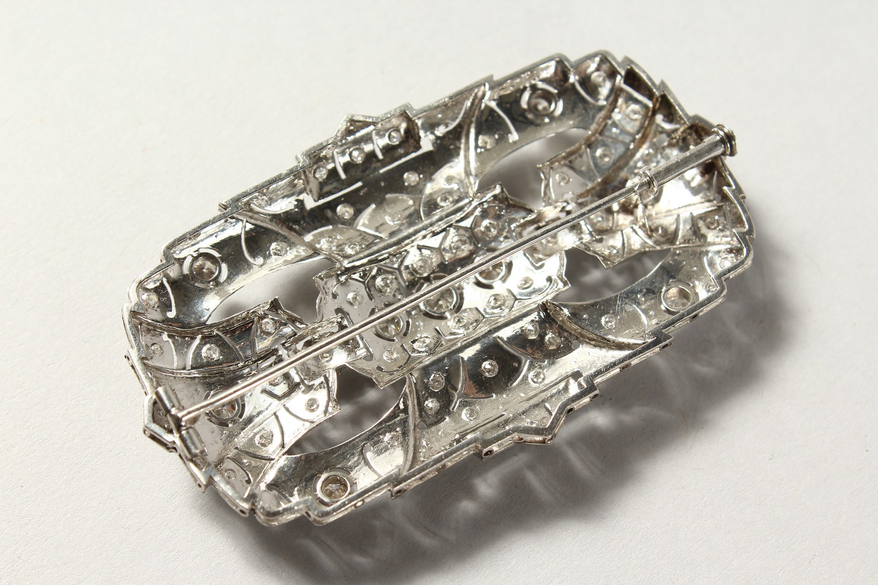 A SUPERB 18CT WHITE GOLD AND DIAMOND ART DECO BROOCH. 7cms long x 3.75cms wide. - Image 2 of 2