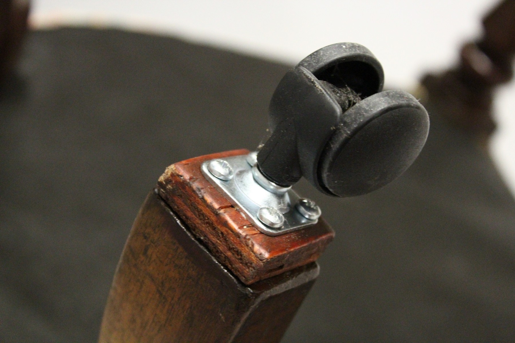 A 19TH CENTURY MAHOGANY FRAMED BUTTON UPHOLSTERED ARMCHAIR, with carved "C Scroll" arm caps, - Image 7 of 10