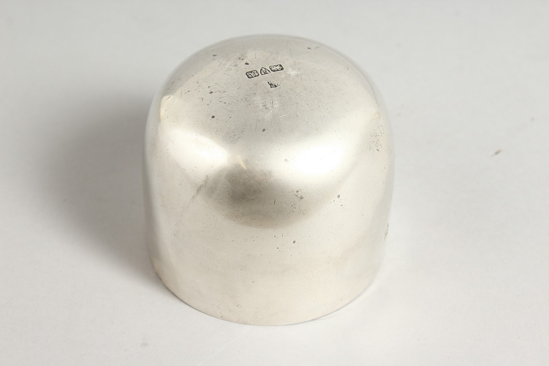 A PLAIN SILVER TUMBLER CUP. Chester 1901. - Image 2 of 3