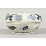 A CHINESE KANGXI PERIOD BLUE & WHITE PORCELAIN BOX & COVER - 9.5CM.