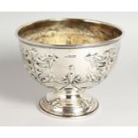 A CIRCULAR SILVER PEDESTAL ROSE BOWL with repousse decoration. 6ins diameter. Sheffield 1901. Weight