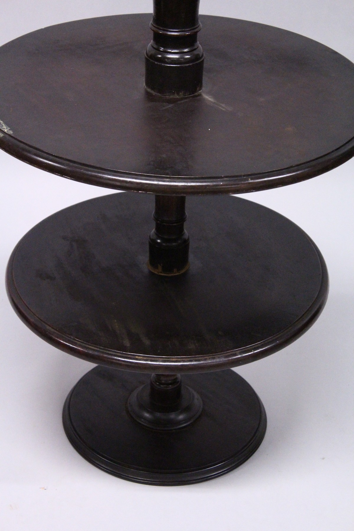 A GEORGE III MAHOGANY THREE-TIER DUMB WAITER, with central turned support, tripod base ending in pad - Image 8 of 8