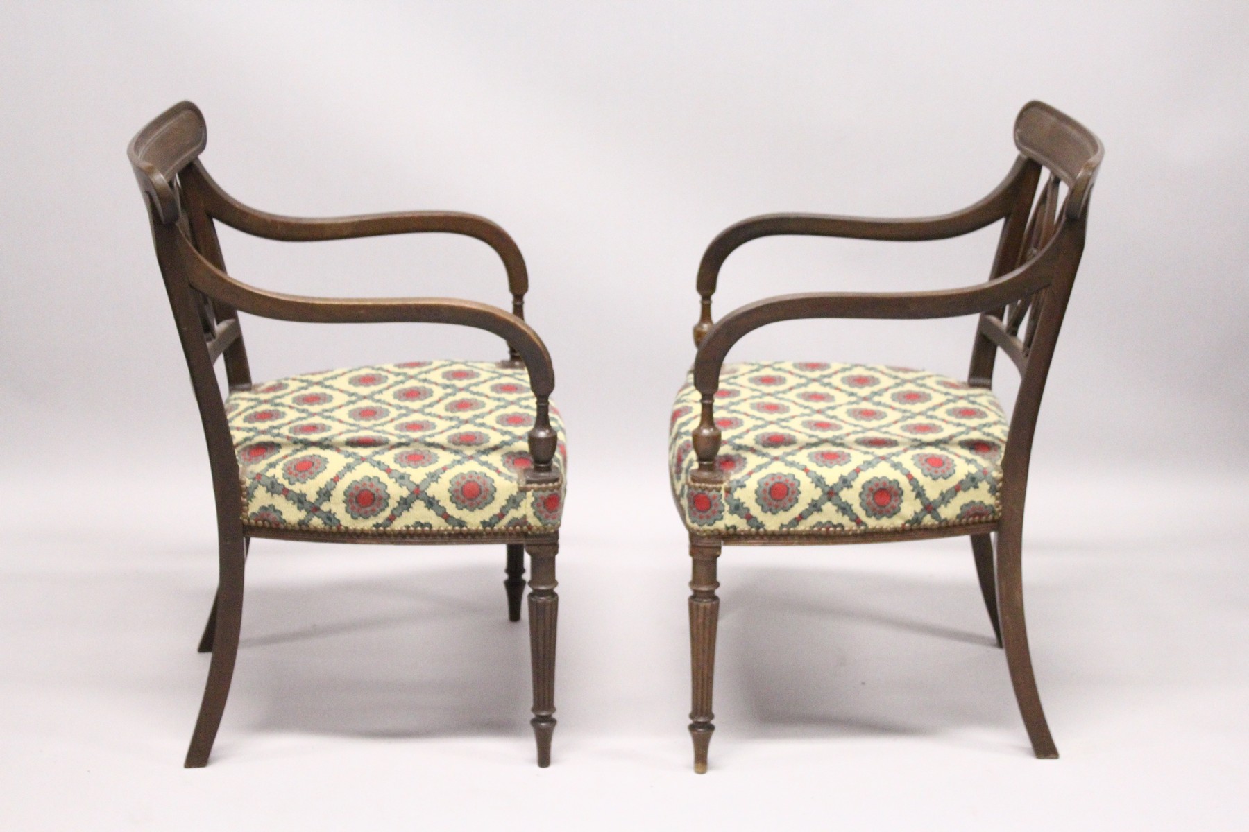 A GOOD PAIR OF REGENCY MAHOGANY ARMCHAIRS, with triple pierced oval splats, reeded arms, padded - Image 4 of 5