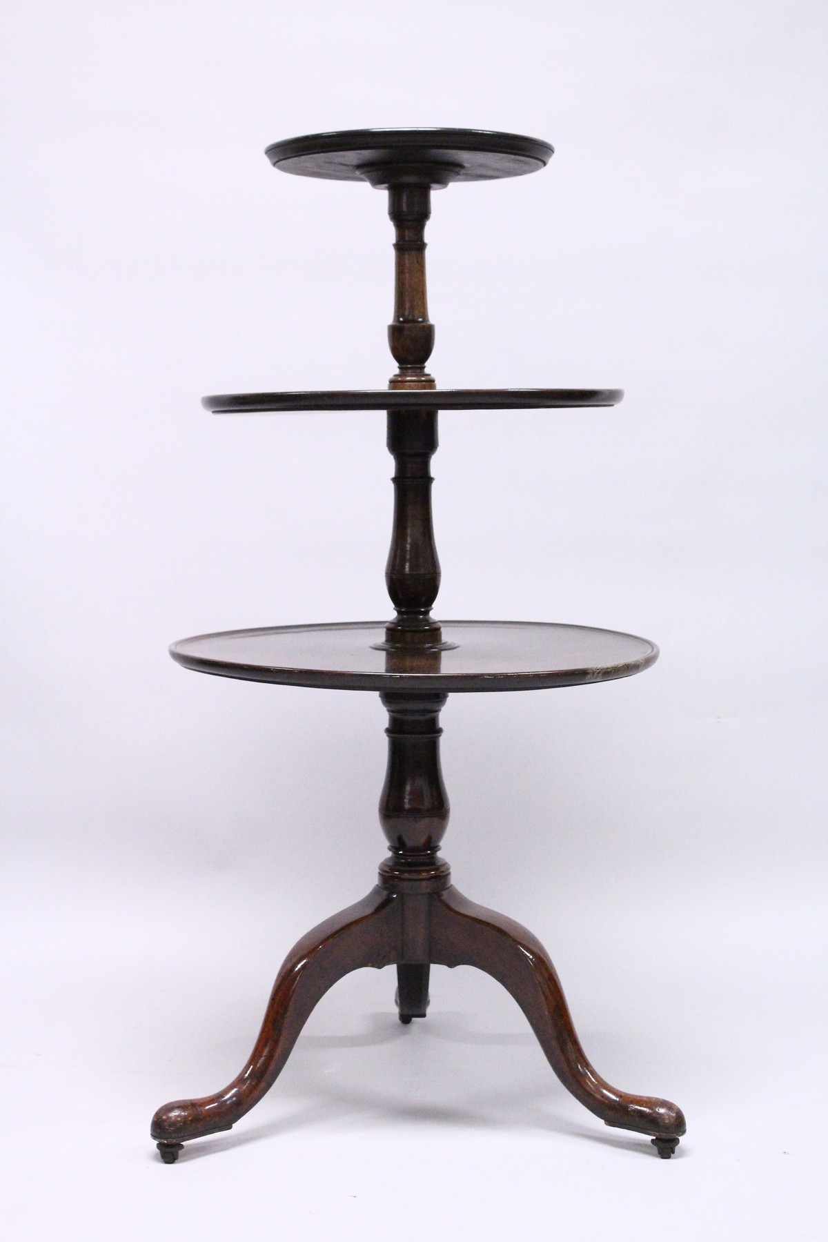 A GEORGE III MAHOGANY THREE-TIER DUMB WAITER, with central turned support, tripod base ending in pad - Image 2 of 8