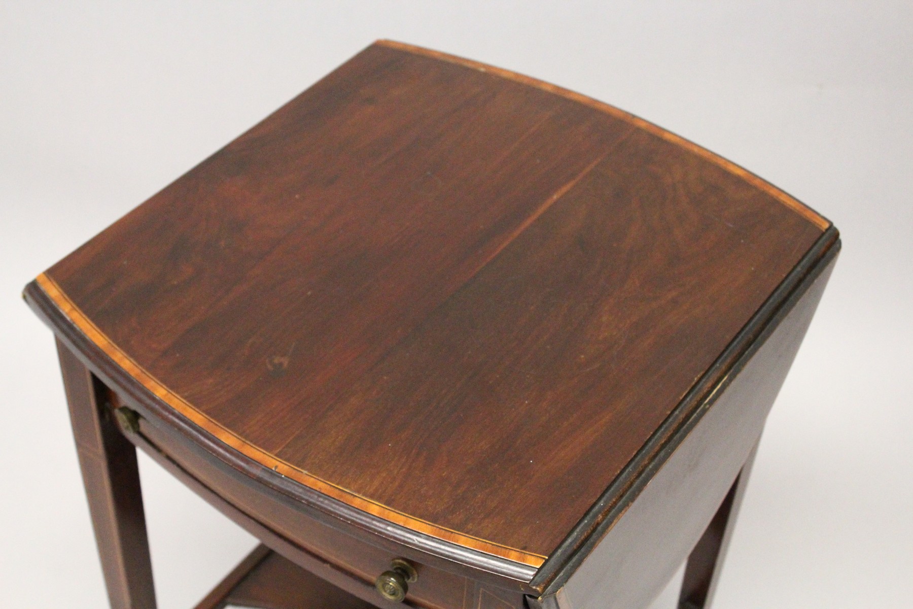 AN EDWARDIAN MAHOGANY AND SATINWOOD BANDED SMALL DROP LEAF TABLE, with a drawer to one end, tapering - Image 2 of 4