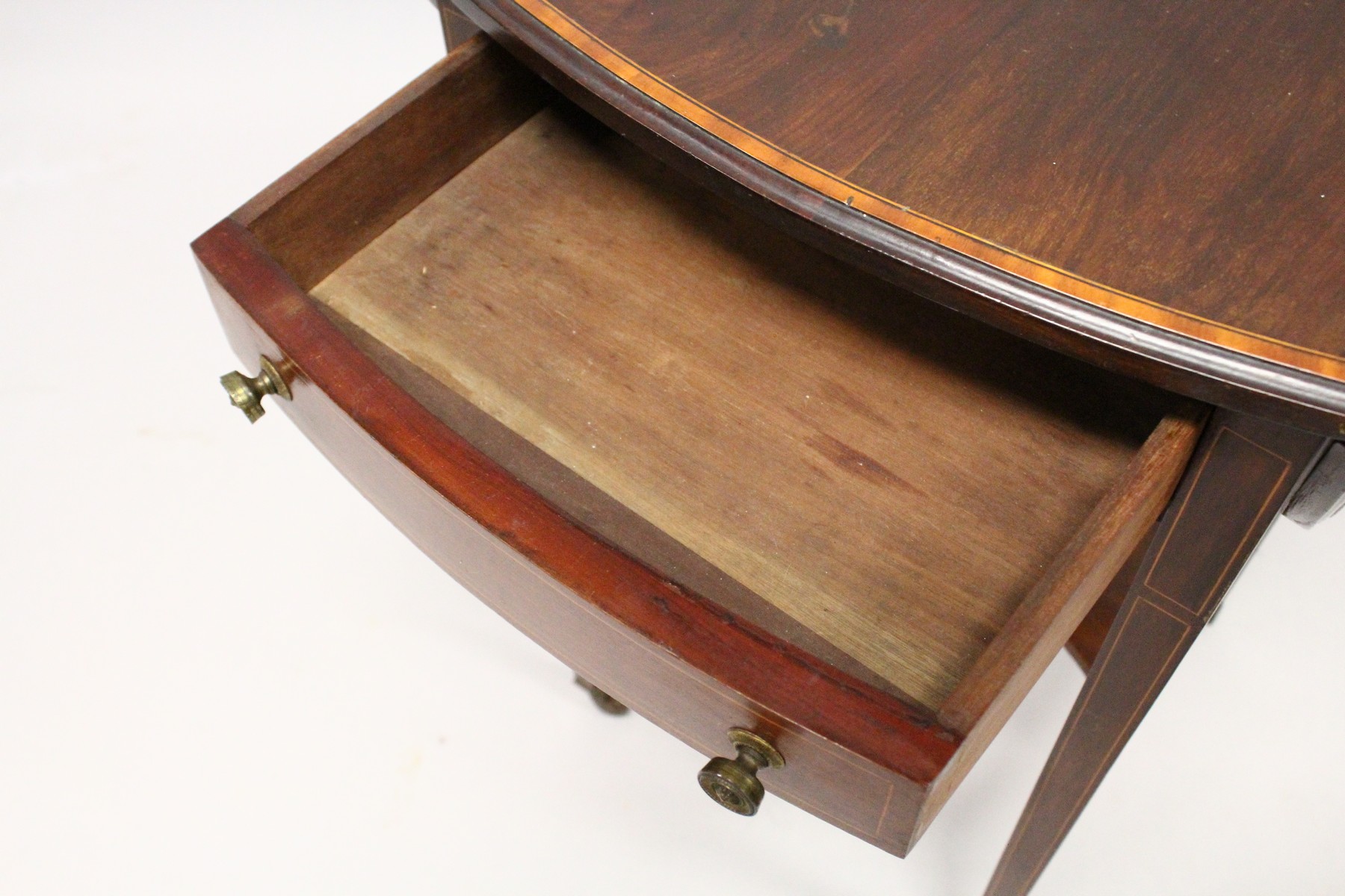 AN EDWARDIAN MAHOGANY AND SATINWOOD BANDED SMALL DROP LEAF TABLE, with a drawer to one end, tapering - Image 3 of 4