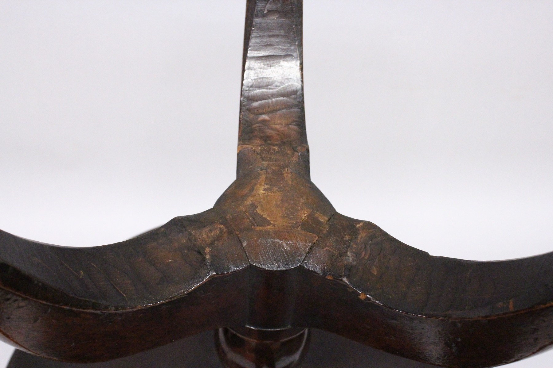 A GEORGE III MAHOGANY THREE-TIER DUMB WAITER, with central turned support, tripod base ending in pad - Image 7 of 8