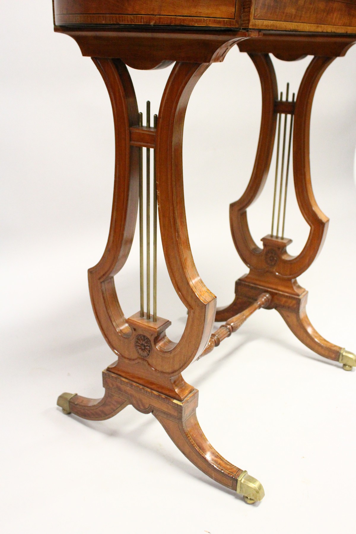 A SHERATON REVIVAL MAHOGANY AND INLAID JARDINIERE, rectangular top with rounded ends, removable - Image 3 of 3