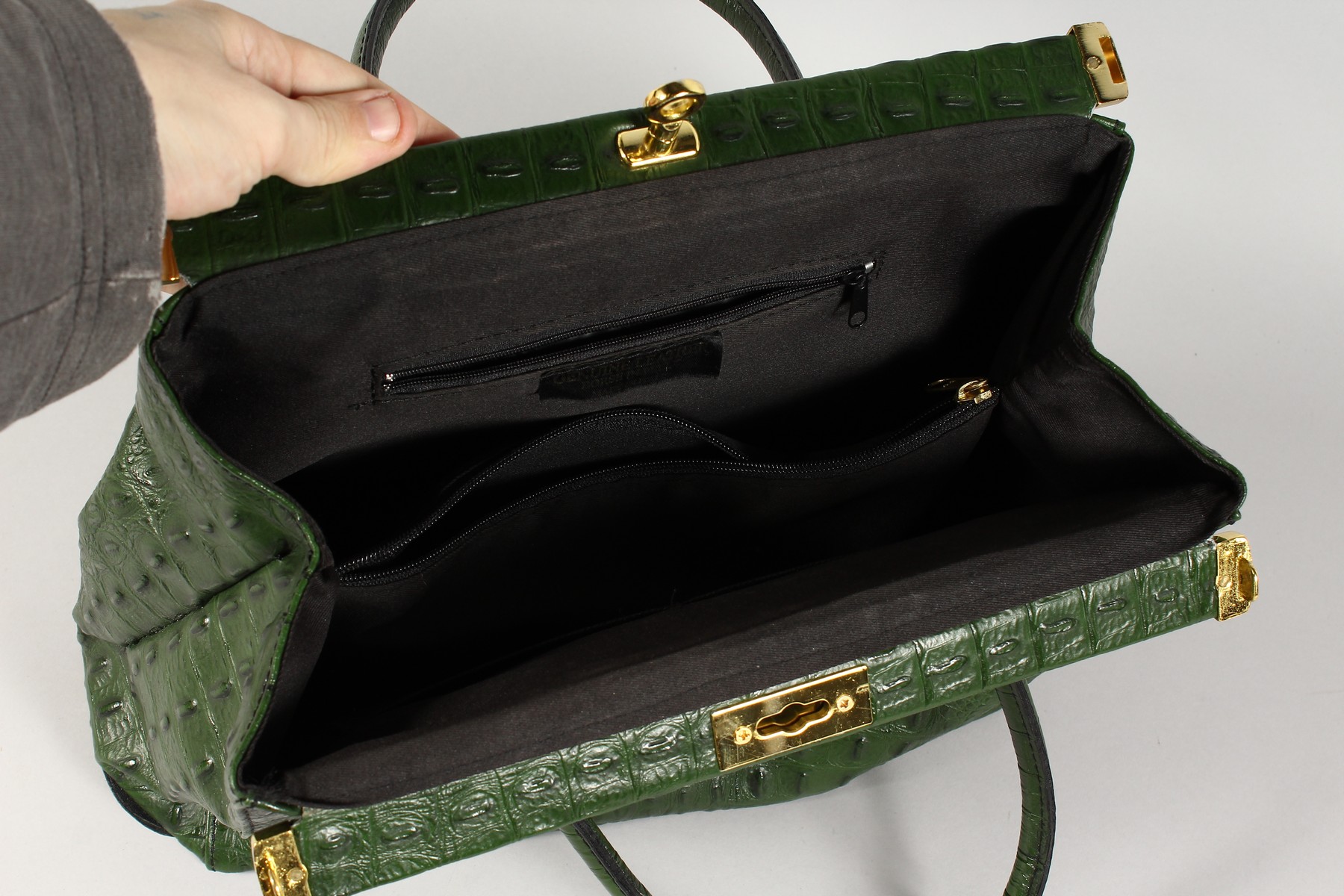 A GENUINE LEATHER "BORSE IN PELLE" CROCODILE DESIGN BAG. - Image 9 of 12