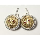 A PAIR OF SILVER AND GOLD PLATED LION MASK CUFFLINKS.