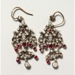 A VERY GOOD PAIR OF DIAMOND AND RUBY CHANDELIER DROP EARRINGS.