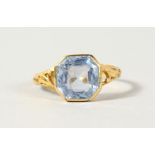 A GOLD AND AQUAMARINE RING.