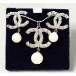 A CHANEL STYLE DESIGNER SILVER TRIPLE C AND PEARL NECKLACE.