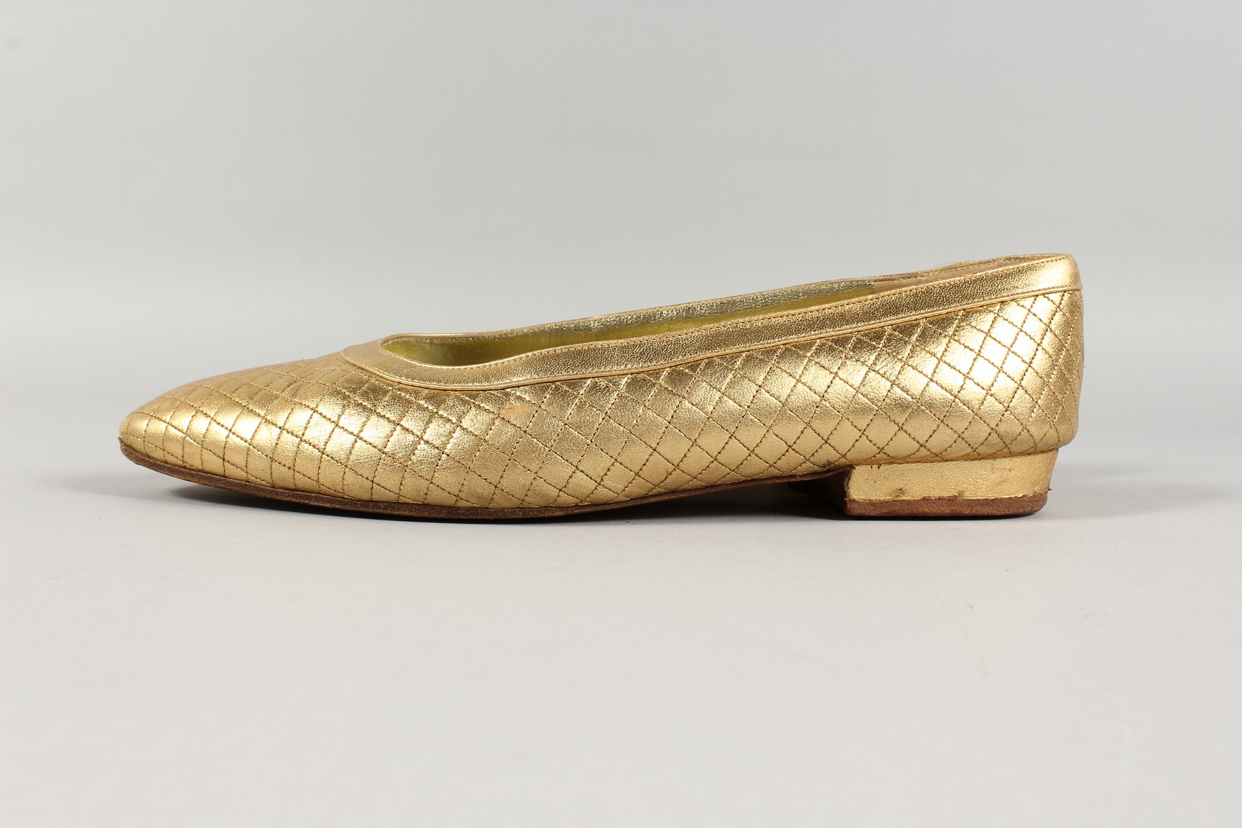 A PAIR OF CHANEL, SIZE 39.5, GOLD COLOUR SHOES. - Image 3 of 7