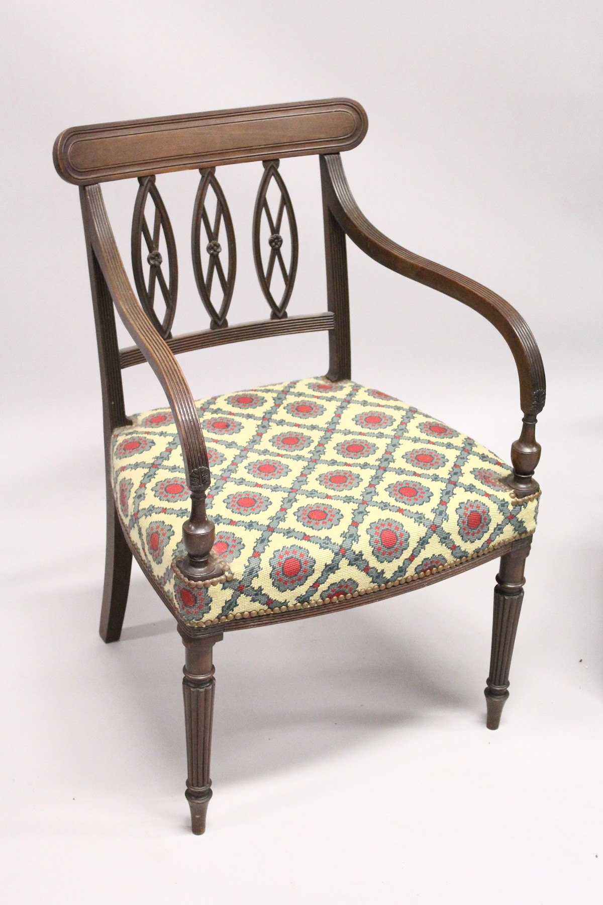 A GOOD PAIR OF REGENCY MAHOGANY ARMCHAIRS, with triple pierced oval splats, reeded arms, padded - Image 3 of 5