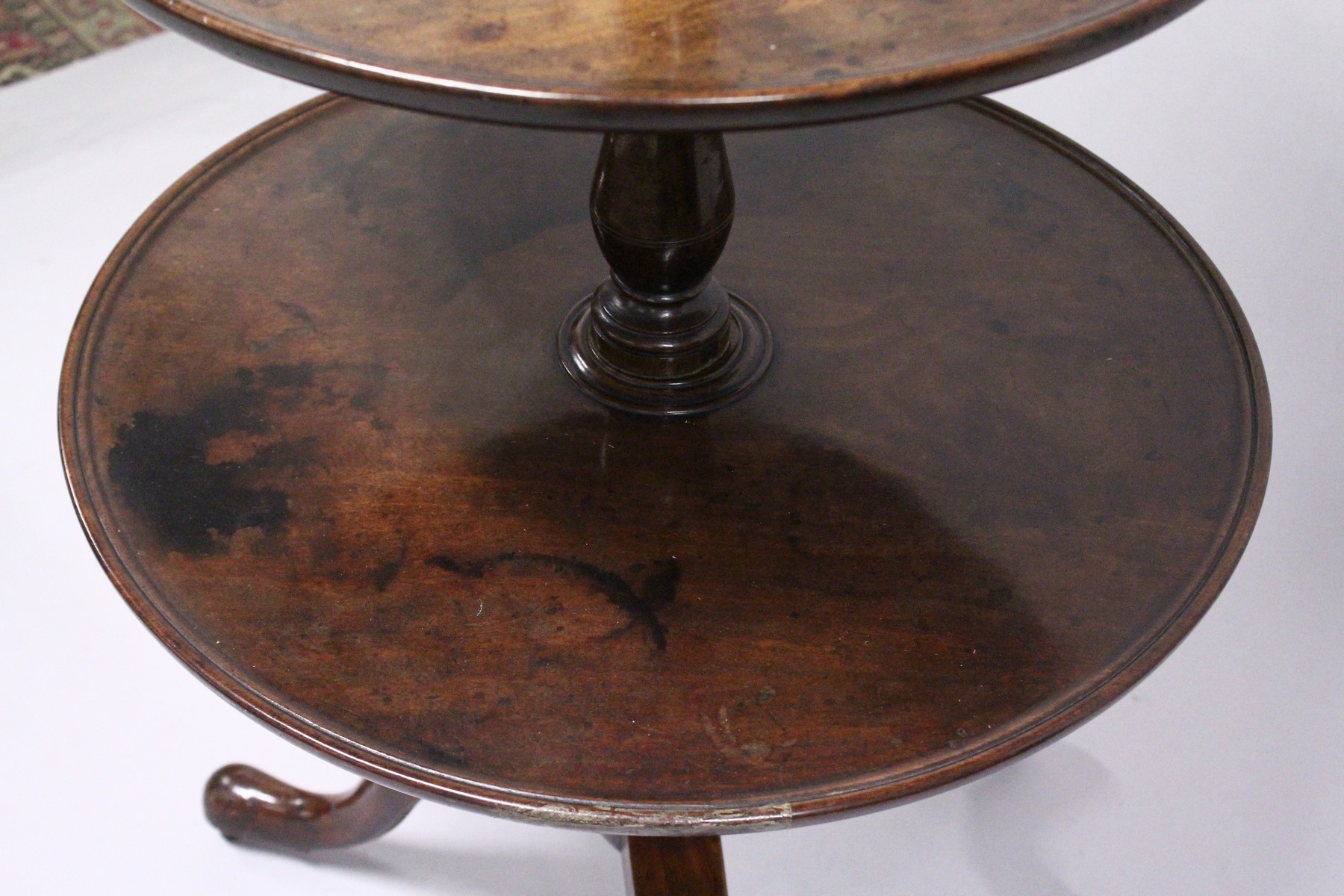 A GEORGE III MAHOGANY THREE-TIER DUMB WAITER, with central turned support, tripod base ending in pad - Image 5 of 8