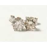 A PAIR OF WHITE GOLD DIAMOND STUD EARRINGS of 1.4cts.