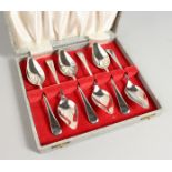 A CASED SET OF SIX GRAPEFRUIT SPOONS. Birmingham 1962.