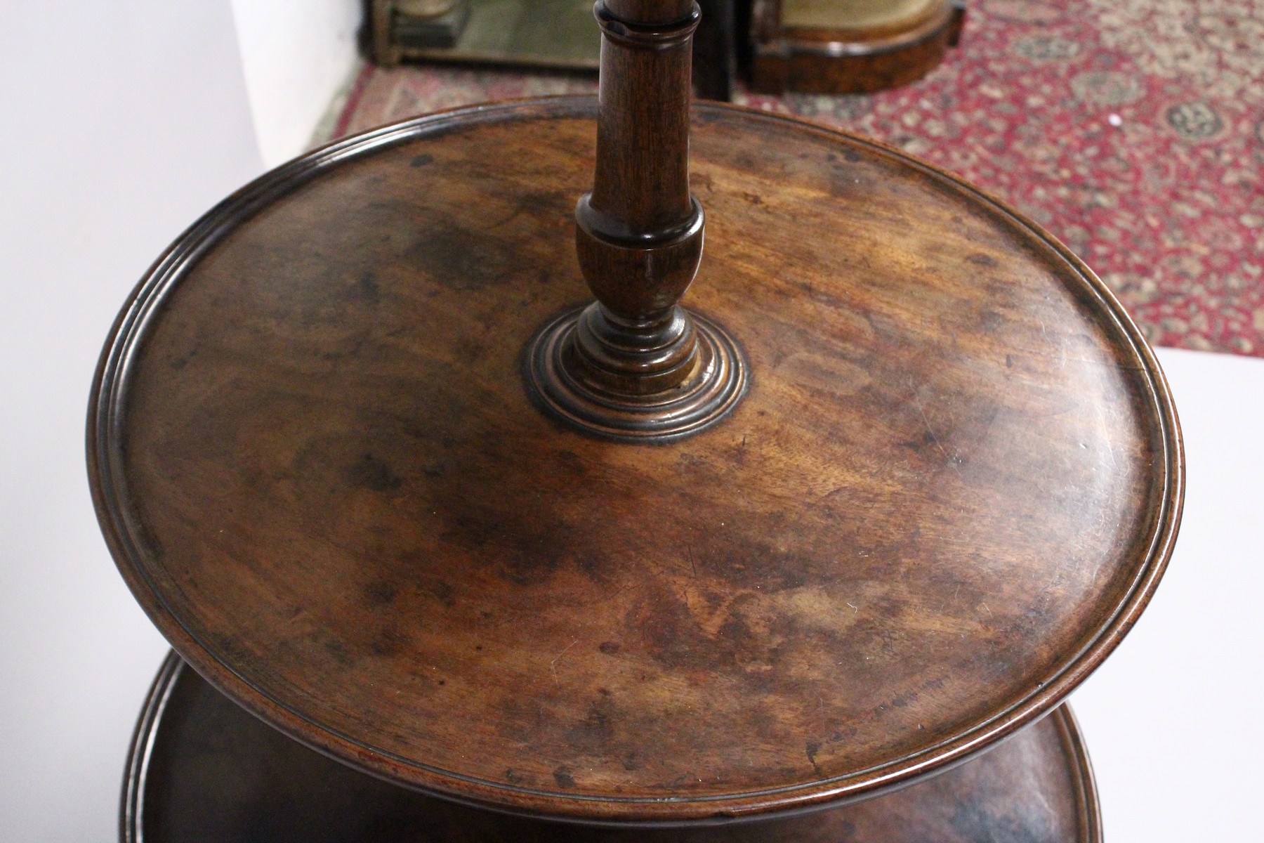 A GEORGE III MAHOGANY THREE-TIER DUMB WAITER, with central turned support, tripod base ending in pad - Image 4 of 8