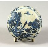 A CHINESE KANGXI PERIOD BLUE & WHITE PORCELAIN BOX & COVER - 9CM.