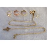 Selection of 9ct jewellery consisting of 3 gold rings total weight 4.5 g, bow brooch 1.2 g, pearl