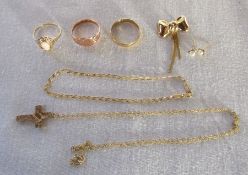 Selection of 9ct jewellery consisting of 3 gold rings total weight 4.5 g, bow brooch 1.2 g, pearl